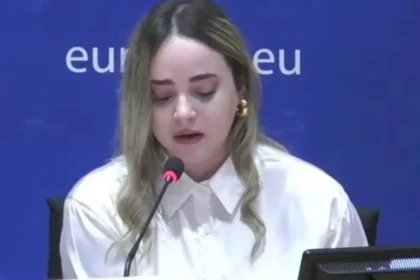 Η συγκλονιστική ομιλία της κόρης της 40χρονης που δολοφονήθηκε από τον πρώην της στο Μενίδι: «Πήγε να κοιμηθεί χωρίς να ξέρει ότι ήταν η τελευταία της μέρα»