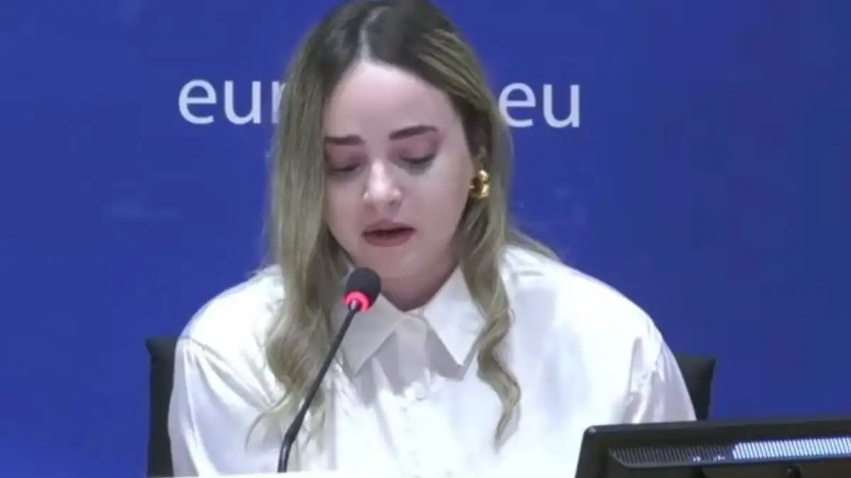 Η συγκλονιστική ομιλία της κόρης της 40χρονης που δολοφονήθηκε από τον πρώην της στο Μενίδι: «Πήγε να κοιμηθεί χωρίς να ξέρει ότι ήταν η τελευταία της μέρα»