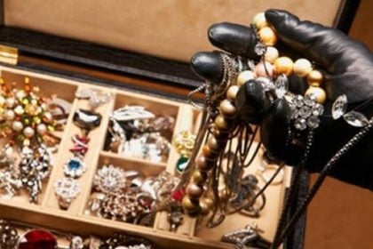 Αγρίνιο: Μπήκαν για “πλιάτσικο” σε κοσμηματοπωλείο - Άρπαξαν κόσμημα μεγάλης αξίας