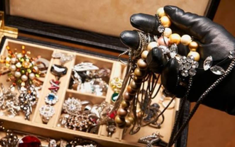 Αγρίνιο: Μπήκαν για “πλιάτσικο” σε κοσμηματοπωλείο - Άρπαξαν κόσμημα μεγάλης αξίας