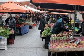 Απεργιακές κινητοποιήσεις στις λαϊκές αγορές - Στο τραπέζι και αναστολή λειτουργίας των λαχαναγορών
