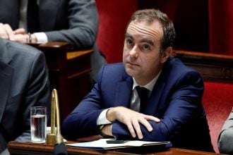 Γαλλία: Ο Λεκορνί πέρασε τον προϋπολογισμό του 2026 χωρίς ψηφοφορία – Η αντιπολίτευση θα καταθέσει προτάσεις μομφής