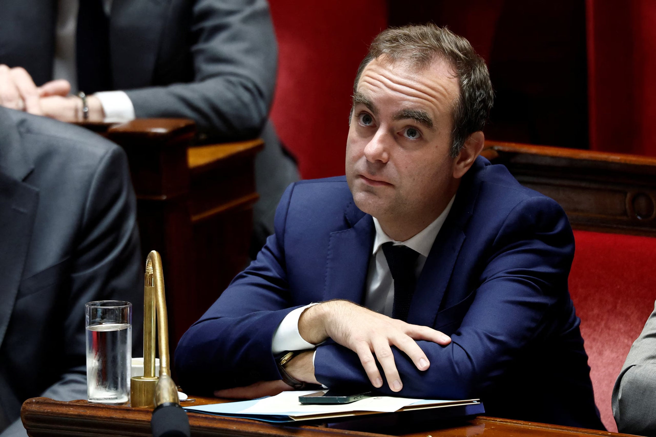 Γαλλία: Ο Λεκορνί πέρασε τον προϋπολογισμό του 2026 χωρίς ψηφοφορία – Η αντιπολίτευση θα καταθέσει προτάσεις μομφής