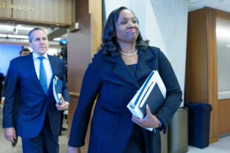 ΗΠΑ: Επιφυλακτικό το Ανώτατο Δικαστήριο για την απόλυση της διοικήτριας της Fed Λάιζα Κουκ