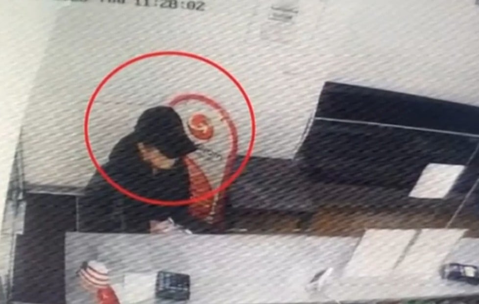 Πάτρα-Εξαφάνιση 16χρονης: Πώς η Λόρα κατάφερε να φύγει για Γερμανία –  Βίντεο την καταγράφει σε ταξιδιωτικό γραφείο