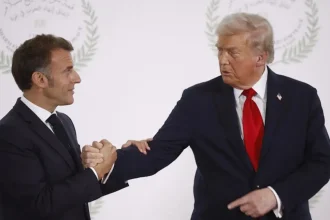 Βullying Τραμπ σε Μακρόν με δασμούς 200% σε κρασιά και σαμπάνιες για να «εκβιάσει» την είσοδο της Γαλλίας στο «Συμβούλιο Ειρήνης»