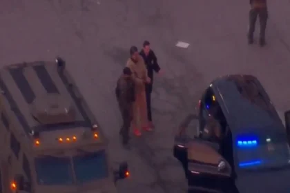 Νικολάς Μαδούρο: Με χειροπέδες και στολή φυλακισμένου στο δικαστήριο της Νέας Υόρκης