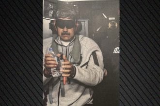 Οι πρώτες φωτογραφίες του Νικολάς Μαδούρο μετά τη σύλληψή του – Με χειροπέδες και μάσκα στο πλοίο των ΗΠΑ