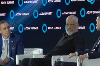 «Νομίζεις ότι είστε απόγονοι του Πλάτωνα και του Αριστοτέλη αλλά δεν είστε» - Ανιστόρητο παραλήρημα Ράμα εναντίον Έλληνα δημοσιογράφου