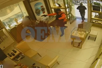 Το βίντεο της ληστείας σε κοσμηματοπωλείο της Χαλκιδικής: Δείτε πώς έδρασαν οι «Σέρβοι Ροζ Πάνθηρες», άρπαξαν κοσμήματα 580.000 ευρώ