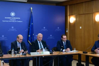 ΔΕΙΤΕ ΖΩΝΤΑΝΑ την συνέντευξη για την εξειδίκευση των μέτρων για τους αγρότες - Στα 8,5 λεπτά το ρεύμα