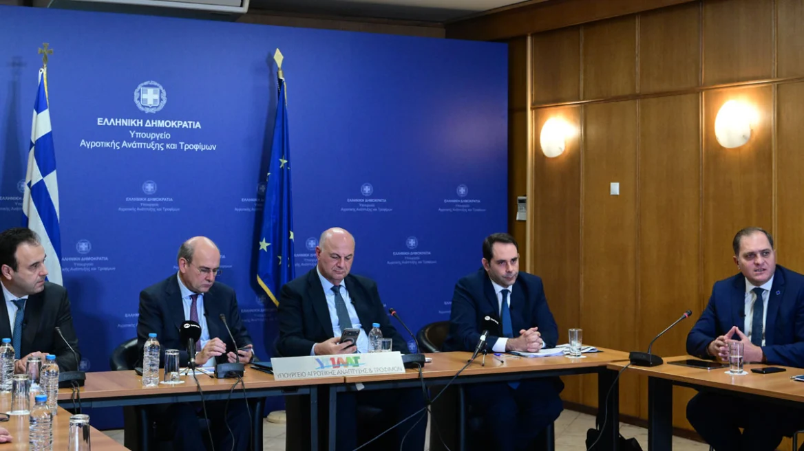 ΔΕΙΤΕ ΖΩΝΤΑΝΑ την συνέντευξη για την εξειδίκευση των μέτρων για τους αγρότες - Στα 8,5 λεπτά το ρεύμα