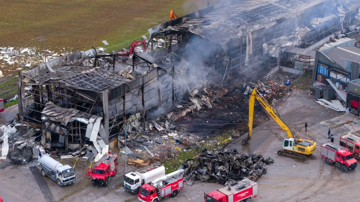 Διαρροή αερίου και έκρηξη στους φούρνους δείχνουν τα πρώτα ευρήματα για την τραγωδία στο εργοστάσιο της Βιολάντα