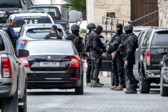 Νέα ένταση στα Βορίζια: Συνέλαβαν τους γονείς του 39χρονου Φανούρη Καργάκη μετά από μήνυση της αδελφής της Ευαγγελίας Φραγκιαδάκη