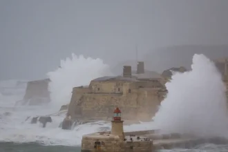 Μάλτα: Η καταιγίδα Χάρι σφυροκοπά το νησί – Τα κύματα μπήκαν στα σπίτια