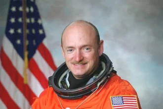 ΗΠΑ: Με υποβιβασμό απειλείται ο γερουσιαστής αστροναύτης και απόστρατος που κάλεσε στρατιώτες «να αρνηθούν τις παράνομες εντολές»