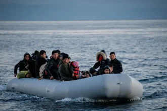 Μετανάστες: Ξεμπλοκάρουν άμεσα 90.000 εκκρεμείς άδειες διαμονής – Όλα όσα αλλάζουν με το νέο νομοσχέδιο