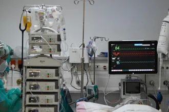 Στη ΜΕΘ του ΠΑΓΝΗ με μηνιγγίτιδα ειδικευόμενη γιατρός