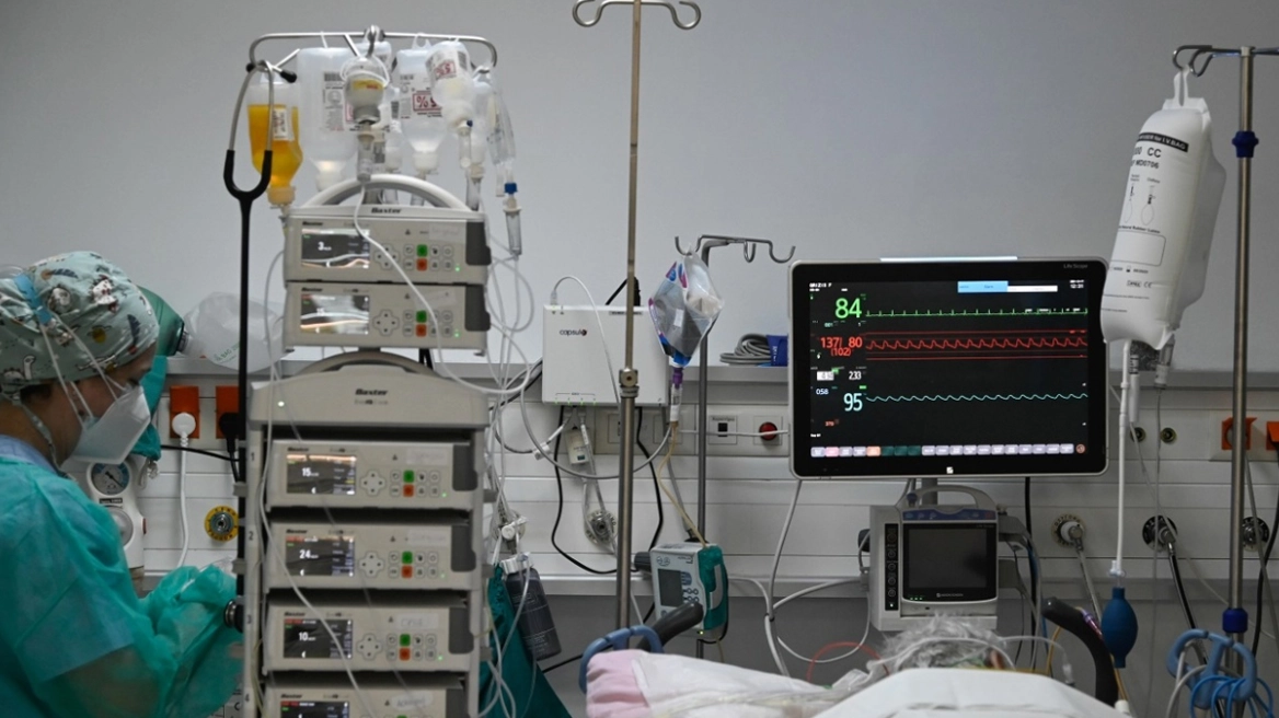 Στη ΜΕΘ του ΠΑΓΝΗ με μηνιγγίτιδα ειδικευόμενη γιατρός