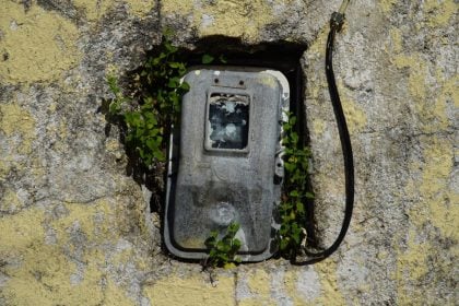 «Μάστιγα» η ρευματοκλοπή: Σχεδόν 400.000 παροχές ηλεκτροδοτούνται παράνομα - Πόσο κοστίζει σε κάθε καταναλωτή  