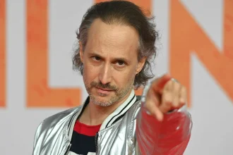 Μίχαελ Οστρόφσκι, ποιος είναι ο «πολυδιάστατος» καλλιτέχνης που θα παρουσιάσει φέτος τη Eurovision