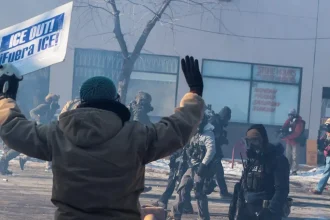 Χάος στη Μινεσότα μετά τη νέα δολοφονία 37χρονου από ομοσπονδιακούς πράκτορες των ΗΠΑ – Εξαγριωμένο πλήθος φωνάζει «Έξω η ICE»