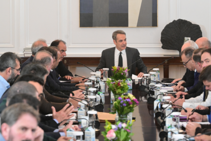 «Ναι» σε τεχνικές παρεμβάσεις από τον Μητσοτάκη - «Δεν είμαστε ικανοποιημένοι, οι αποφάσεις θα ληφθούν στα μπλόκα», λένε οι αγρότες - Αύριο οι αποφάσεις τους