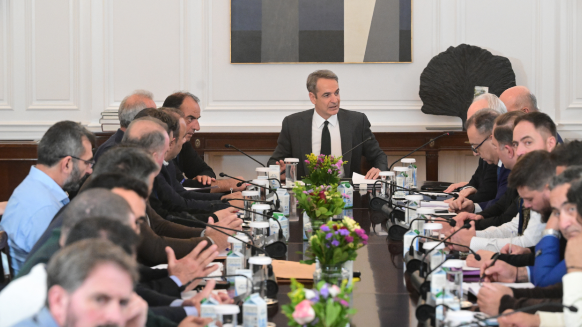 «Ναι» σε τεχνικές παρεμβάσεις από τον Μητσοτάκη - «Δεν είμαστε ικανοποιημένοι, οι αποφάσεις θα ληφθούν στα μπλόκα», λένε οι αγρότες - Αύριο οι αποφάσεις τους