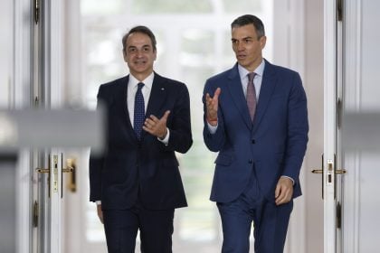 Μητσοτάκης: Σήμερα οι χώρες του Νότου πρωταγωνιστούν στην ανάπτυξη της ΕΕ – Σάντσεθ: Η Ελλάδα από την κρίση του ευρώ, έφτασε να προεδρεύει στο Eurogroup