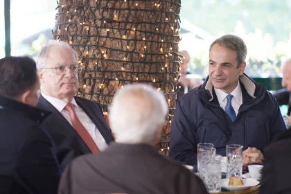 Πρωτοβουλία Μητσοτάκη για συναίνεση στις Ανεξάρτητες Αρχές, τι ζήτησε από τον Κακλαμάνη στον πρωτοχρονιάτικο καφέ
