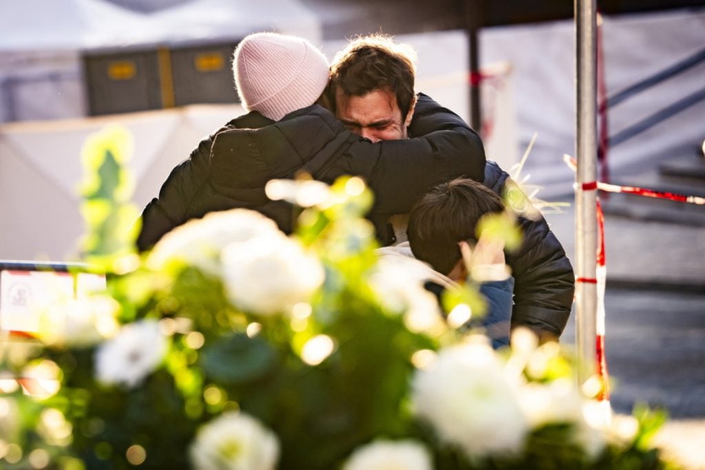 Σπαρακτικές σκηνές έξω από το Le Constellation στην Ελβετία: «Αν είναι στο νοσοκομείο, δεν ξέρω σε ποιο κι αν είναι στο νεκροτομείο, δεν ξέρω επίσης» - ΦΩΤΟ