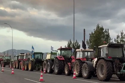Μπλόκα αγροτών: Έκλεισαν την Εθνική οδό στη Θήβα 