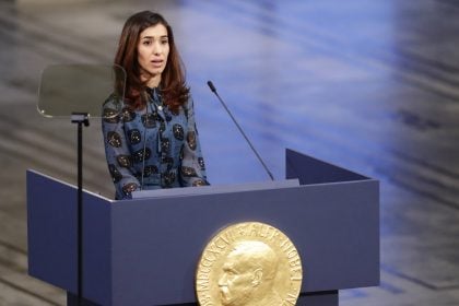 Ο κόσμος εγκαταλείπει τους Κούρδους της Ροζάβα που πολέμησαν τον ISIS, καταγγέλλει η Γιαζίντι νομπελίστρια Ειρήνης Νάντια Μουράντ