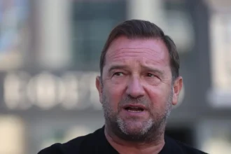 Νίκος Πλακιάς για Μαρία Καρυστιανού: «Το γνωστό έργο σε καινούργια εκδοχή» και η παραπομπή σε παλιά ελληνική ταινία