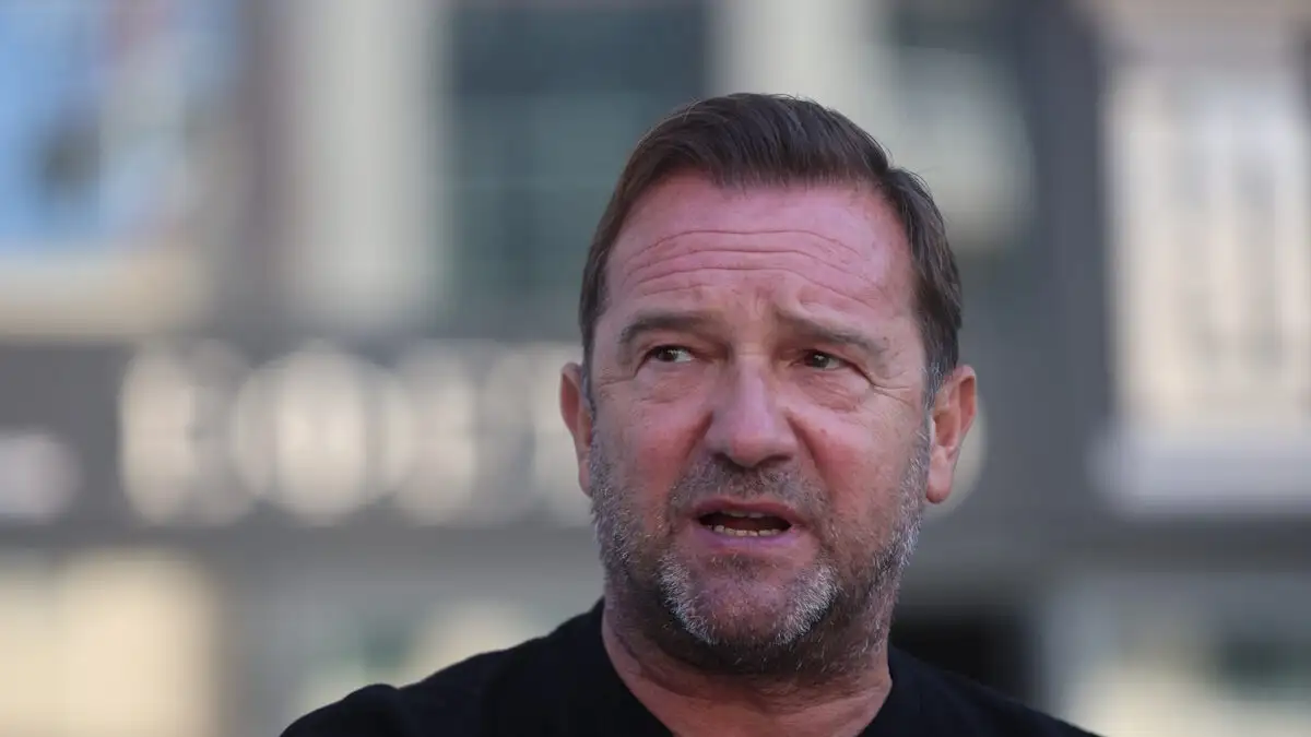 Νίκος Πλακιάς για Μαρία Καρυστιανού: «Το γνωστό έργο σε καινούργια εκδοχή» και η παραπομπή σε παλιά ελληνική ταινία