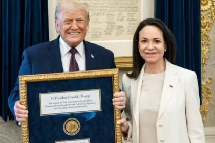 Ο Τραμπ παρέλαβε το Νόμπελ Ειρήνης από τη Ματσάδο