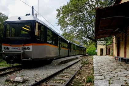 Ματαιώνονται δρομολόγια στον Οδοντωτό - Έπεσε βράχος στη σιδηροδρομική γραμμή Διακοπτού