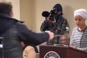 Μινεσότα: Άνδρας ψέκασε με άγνωστη ουσία τη βουλευτή των Δημοκρατικών Ιλχάν Ομάρ - ΒΙΝΤΕΟ
