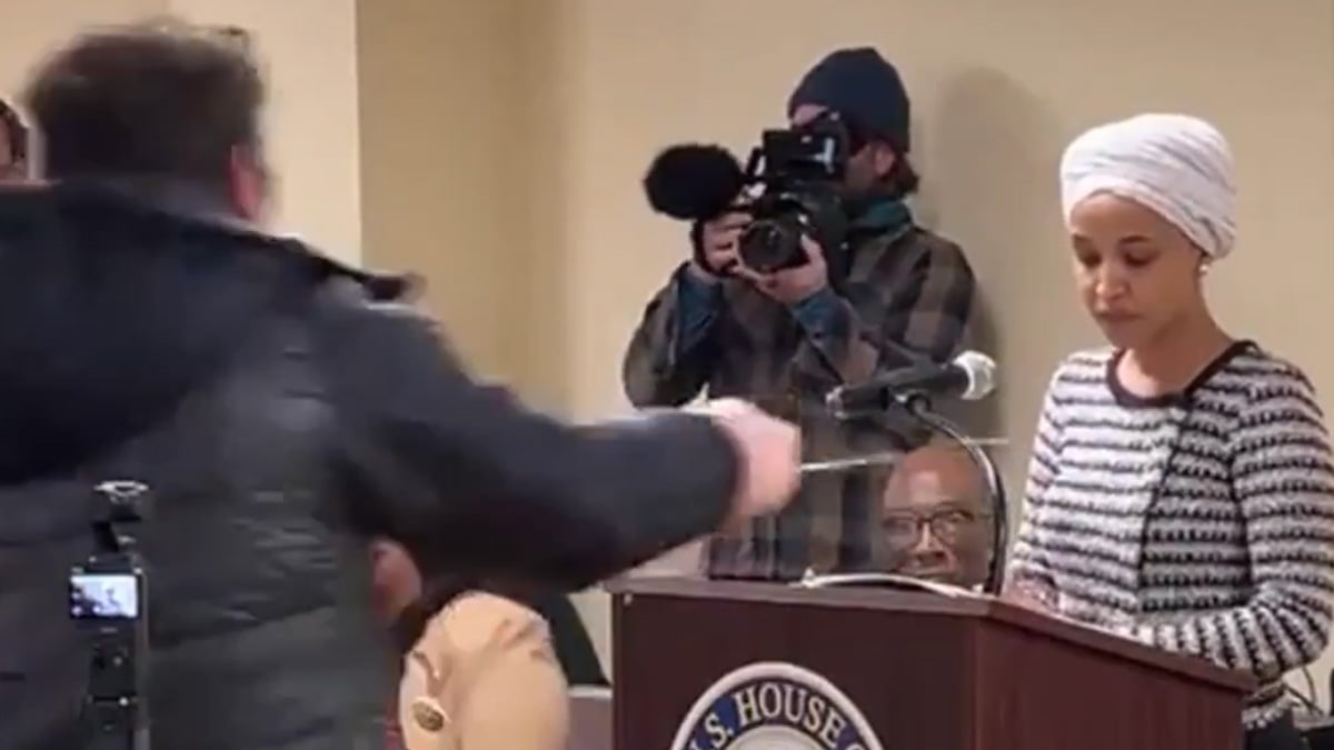 Μινεσότα: Άνδρας ψέκασε με άγνωστη ουσία τη βουλευτή των Δημοκρατικών Ιλχάν Ομάρ - ΒΙΝΤΕΟ