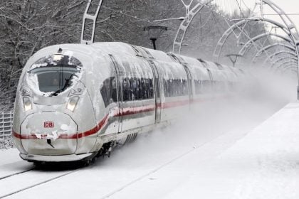 Ολλανδία: Παρέλυσαν οι συγκοινωνίες από τον χιονιά – Ακυρώθηκαν πτήσεις και δρομολόγια τρένων