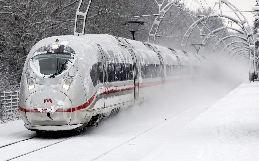 Ολλανδία: Παρέλυσαν οι συγκοινωνίες από τον χιονιά – Ακυρώθηκαν πτήσεις και δρομολόγια τρένων