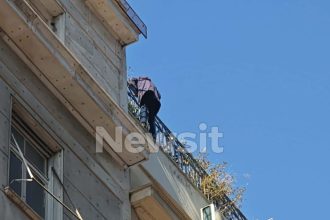 Ομόνοια: Άνδρας απειλεί να πέσει από την ταράτσα του κτιρίου της πολεοδομίας