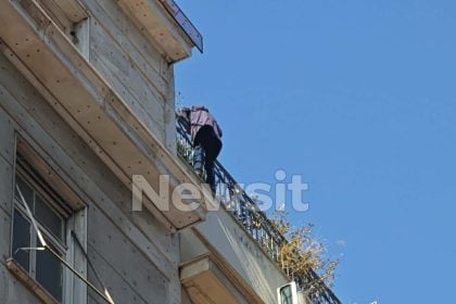 Ομόνοια: Άνδρας απειλεί να πέσει από την ταράτσα του κτιρίου της πολεοδομίας