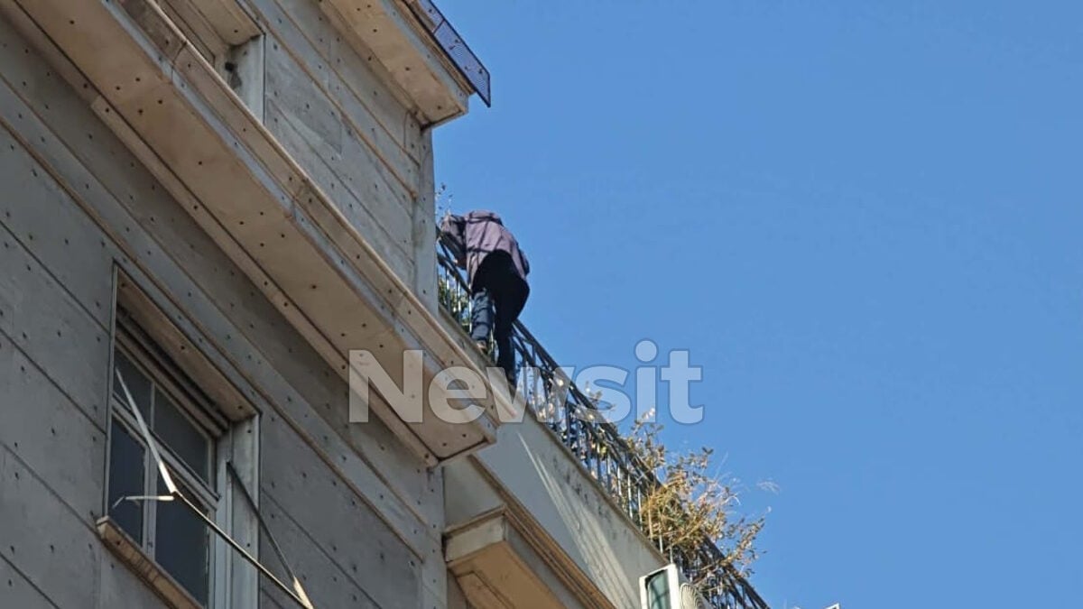 Ομόνοια: Άνδρας απειλεί να πέσει από την ταράτσα του κτιρίου της πολεοδομίας