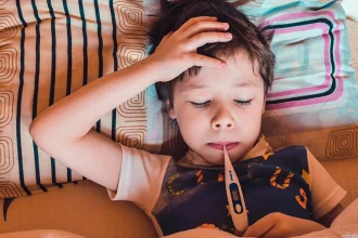 Γιατί φέτος η γρίπη «τσακίζει» τα παιδιά – Ποιες μέρες είναι επικίνδυνες για επιπλοκές