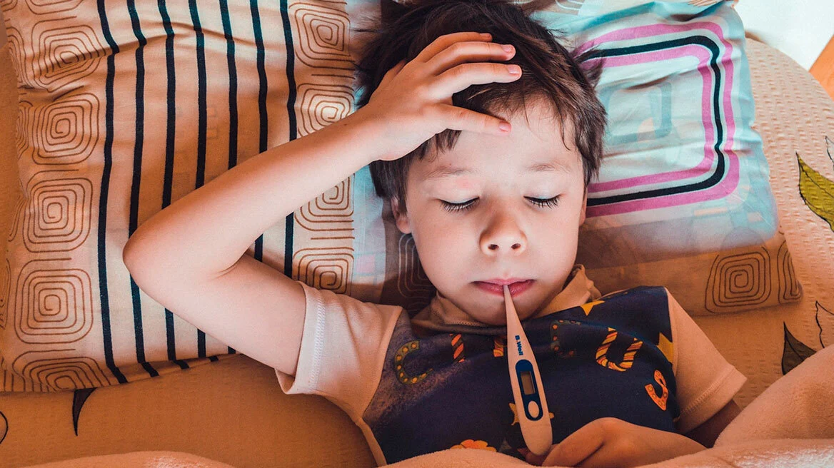 Γιατί φέτος η γρίπη «τσακίζει» τα παιδιά – Ποιες μέρες είναι επικίνδυνες για επιπλοκές