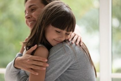 Πώς να διδάξετε στα παιδιά την καλοσύνη και την ενσυναίσθηση