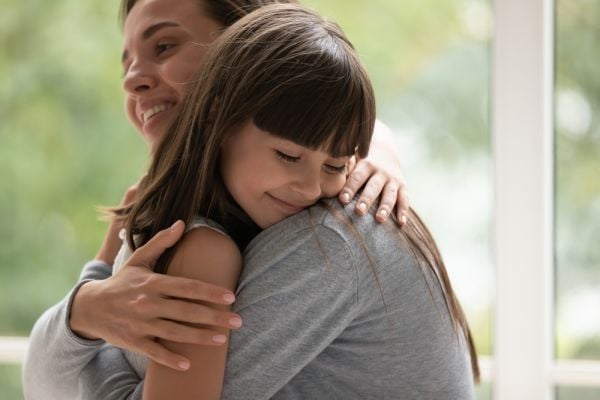 Πώς να διδάξετε στα παιδιά την καλοσύνη και την ενσυναίσθηση