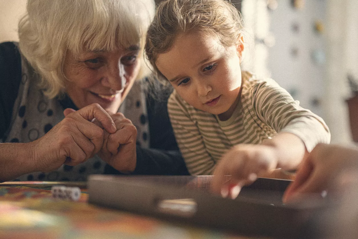 Οι παππούδες που «κρατούν» τα εγγόνια έχουν πιο δυνατό μυαλό