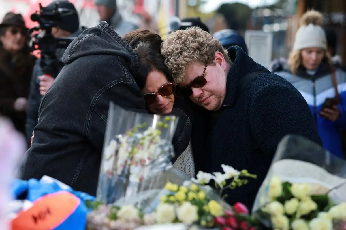 Σπαρακτικές σκηνές έξω από το Le Constellation στην Ελβετία: «Αν είναι στο νοσοκομείο, δεν ξέρω σε ποιο κι αν είναι στο νεκροτομείο, δεν ξέρω επίσης» - ΦΩΤΟ